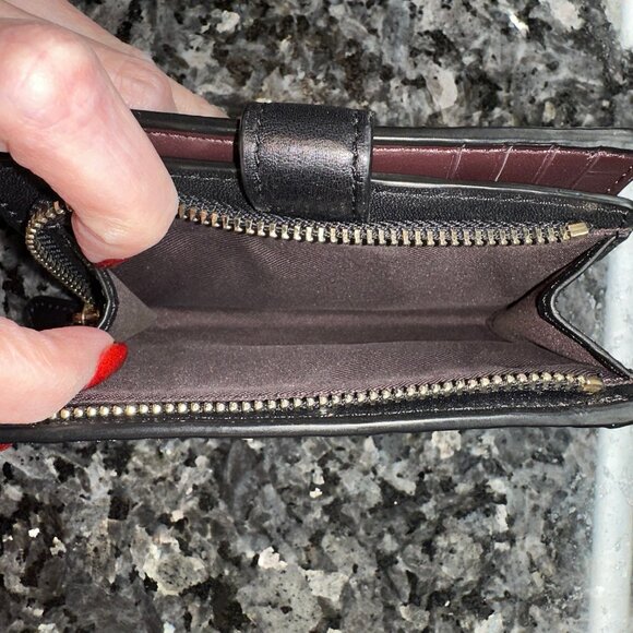 HOLOGRAPHIC COACH MEDIUM CORNER ZIP WALLET IN SIGNATURE EMBOSSED BLACK LEATHER - Picture 4 of 6